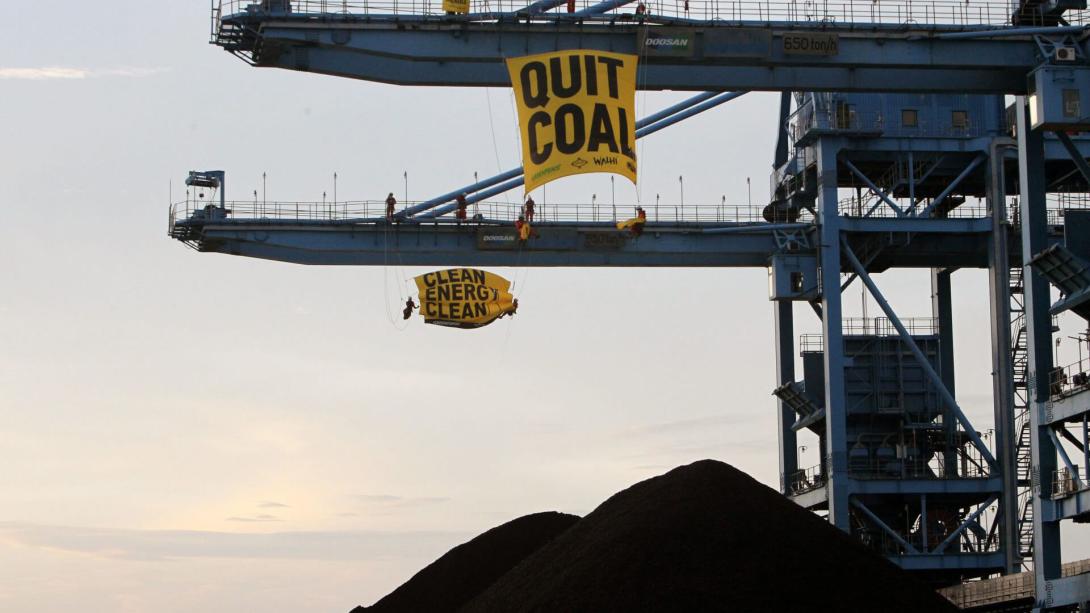 Indonesian activists protesting the Cirebon Coal Power Plant in Indonesia. The Oil Fund is linked to the expansion of this coal fired power plant © Afriadi Hikmal / Greenpeace